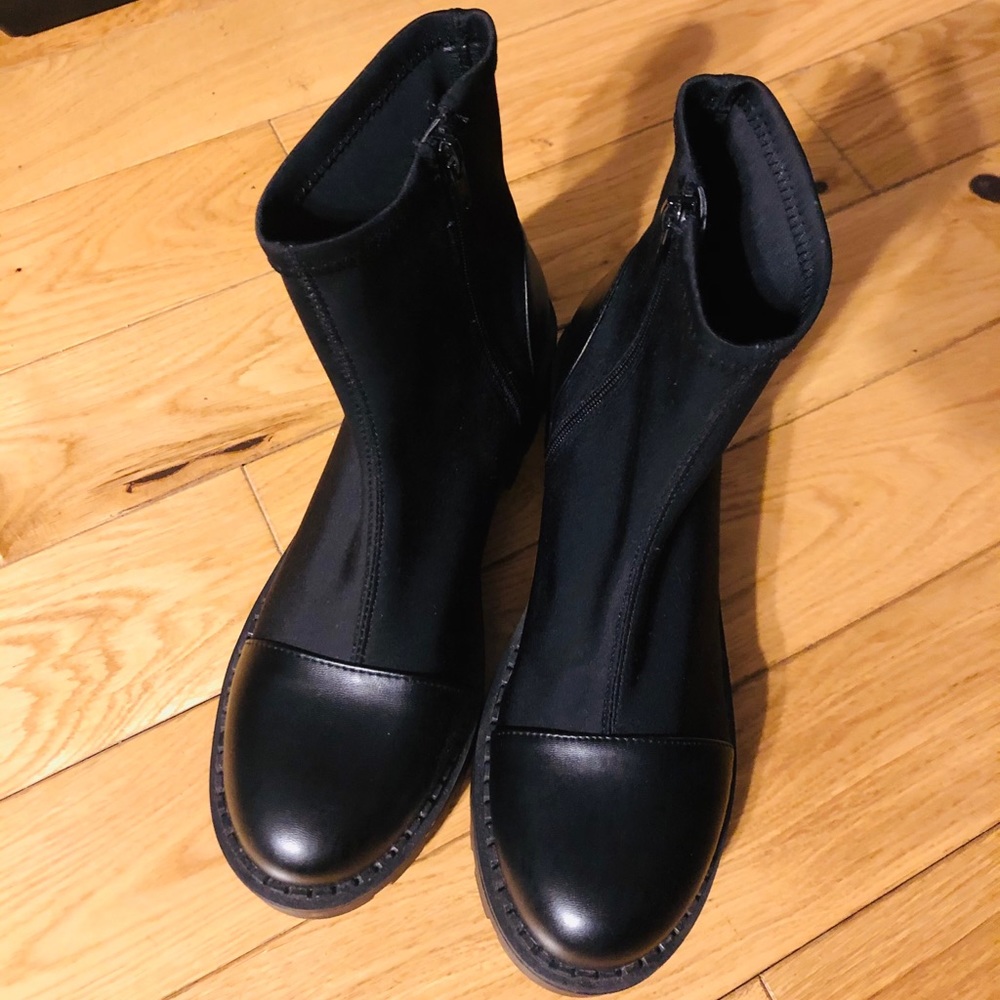 Side elastic w/faux leather zip up bootie